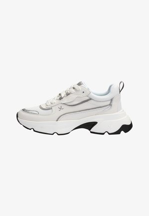 Biało-szary masywny sneaker z przodem na sznurówki, grubą podeszwą z czarnymi akcentami, wyściełanym kołnierzem i pętelką na pięcie.