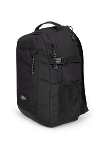 Černý látkový batoh se strukturovaným tvarem, s polstrovaným zadním dílem, nastavitelnými popruhy, kapsami na zip a boční kapsou ze síťoviny.