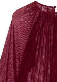 Bordeaux, textuurrijke sheer blouse met geplooide stof, voorzien van een ronde hals en losse, vloeiende mouwen. Lichtgewicht en delicaat ontwerp.