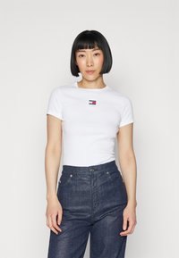 Tommy Jeans BADGE - T-Shirt basic - white