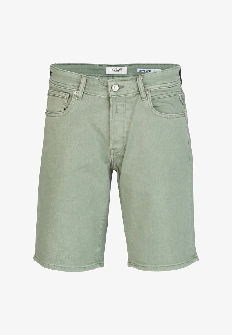 Shorts en denim coton vert avec une coupe régulière, de multiples poches, des coutures visibles et une étiquette de marque sur la ceinture.