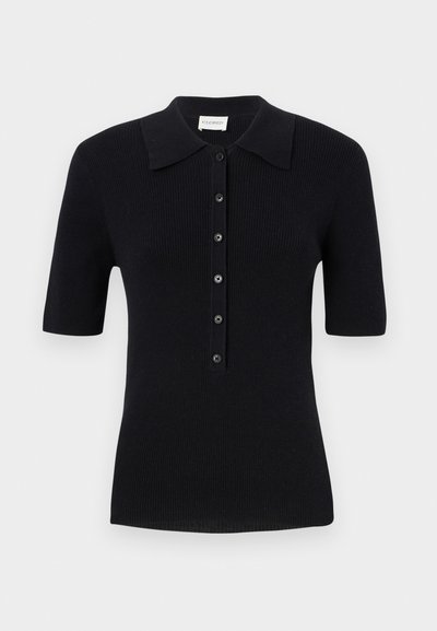 Crna kratka polo majica s rebrastim uzorkom, klasičnom kragnom i zatvaranjem na dugmiće sprijeda. Sadrži teksturirani materijal i čiste dizajnerske linije.
