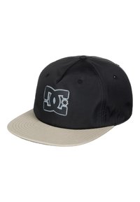 Schwarze Kappe mit einem beigen Flat Brim, auf der Vorderseite mit einem grauen erhabenen DC-Logo. Hergestellt aus glattem Stoff mit strukturiertem Design und sichtbaren Nähten.
