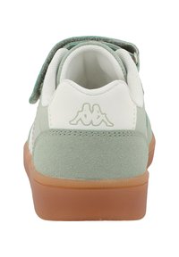 Baskets vertes et blanches avec une tige en daim et mesh, une semelle en caoutchouc et une bride velcro. Présente un logo sur le talon.