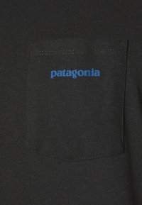 Patagonia BOARDSHORT LOGO POCKET RESPONSIBILI-TEE - Potiskana majica - black/grey