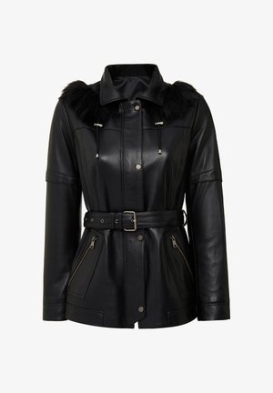 Giacca in pelle nera con colletto in pelliccia sintetica, vita con cintura e due tasche con cerniera. Presenta bottoni automatici e un design strutturato.