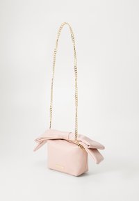Rosa skinnveske med en bueformet detalj på toppen, suppleret med en gullkjedehank og en glidelås som gir sikker tilgang.