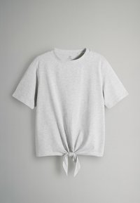 Lys grå bomulds t-shirt med korte ærmer, rund halsudskæring og knyttet detalje ved kanten, der har en blød tekstur og et afslappet design.