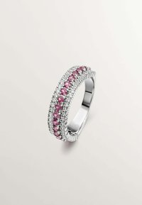Anillo de plata con una banda texturizada que presenta filas alternas de piedras preciosas rosas y claras, exhibiendo un acabado suave y brillante.