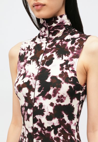 Φλοράλ φόρεμα με ψηλό λαιμό σε πολύχρωμο σχέδιο, με εφαρμοστή γραμμή, αμάνικο και με φερμουάρ μπροστά. Το υλικό έχει λεία και απαλή υφή.