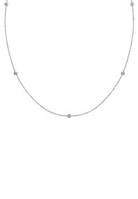 Hõbedast kett-kaelakee, millel on väikeste ümmarguste läbipaistvate kalliskividega kaunistused ühtlaselt mööda pikkust. Minimalistlik disain sileda tekstuuriga.