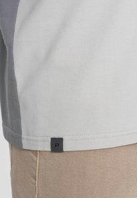 WITH SLEEVES - Camiseta estampada - grey