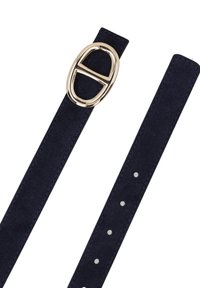 Tmavě modrý semišový pásek se zlatou oválnou sponou a pěti otvory na nastavení délky na bílém pozadí.