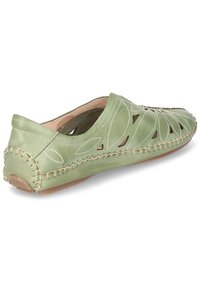 Zapato verde de cuero sin cordones con diseño de hoja recortada, detalles de costura, punta redonda y suela flexible. Acabado texturizado y interior suave.
