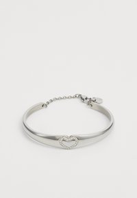Bracciale in argento con design a cuore, impreziosito da strass. Superficie liscia, design aperto con catena e chiusura.