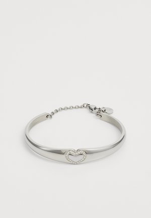 Sølv armbånd med hjerteformet design som har rhinestones. Glatt overflate, åpen design med clasp-kjede.