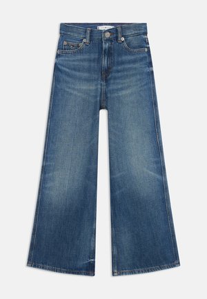 Jeans cu croi larg, din denim albastru mediu, cu un finisaj decolorat. Prezintă un design clasic cu cinci buzunare și închidere cu buton metalic.