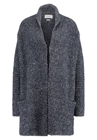 Dzianinowy kardigan w ciemnym granacie, z teksturowaną powierzchnią, otwartym przodem, szerokimi rękawami i dwiema bocznymi kieszeniami. Miękka, ciepła tkanina.