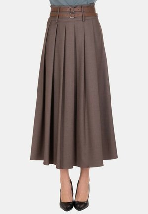 Gonna midi plissettata marrone con cintura a doppia fibbia, indossata con décolleté nere con punta appuntita su sfondo neutro.