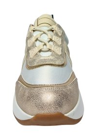 Scarpe sportive beige con accenti metallici, materiali in rete e sintetici, dettagli testurizzati in oro e una suola in gomma bianca.