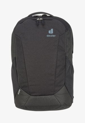 Čierny batoh Deuter s textúrovaným povrchom, elegantným dizajnom, dvoma zipsami a výrazným logom. Má polstrované chrbát a popruhy.