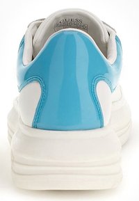 Modré a bílé tenisky s lesklým modrým podpatkem, hladkým bílým tělem a polstrovanou podrážkou s texturovanými detaily.