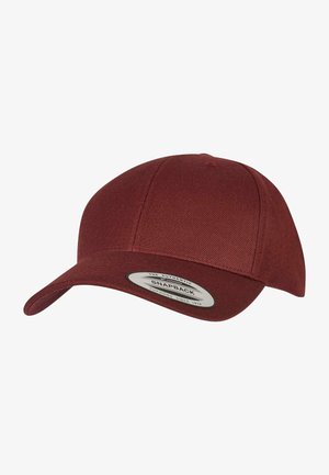 Maroon snapback kapa izrađena od tkanine, s zakrivljenim vizirima, teksturiranom površinom i okruglom etiketom sprijeda s detaljima branda.