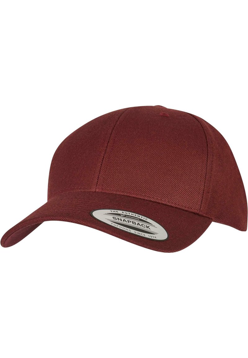 Burgundi snapback müts, mis on valmistatud kangast, painduva ääre ja tekstuurse pinna ning esiküljel ümmarguse etiketiga, kus on brändi andmed.