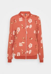 Veste bomber fleurie de couleur rouille, avec une fermeture éclair à l'avant, un col et des poignets côtelés, ornée de motifs de fleurs blanches et jaunes sur un tissu doux.