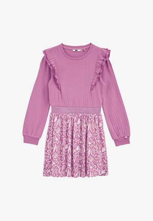 Langærmet pink kjole med flæsedetaljer på skuldrene, ribstrikket top og blomsterprintet nederdel med elastik i taljen.