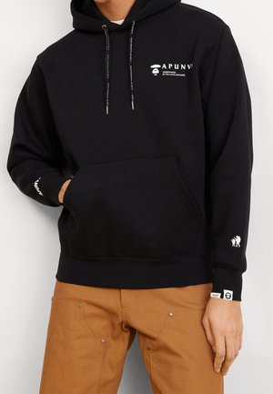 Sudadera negra con capucha y bolsillo delantero tipo canguro, con un logo impreso en blanco y detalles en el pecho y la manga. Tejido de mezcla de algodón.