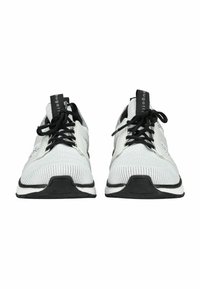 Scarpe da ginnastica bianche con parte superiore in mesh, accenti neri, suole texturate e lacci. Presentano un tab di estrazione sul tallone e un design minimalista.