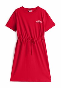 Abito T-shirt rosso di cotone con maniche corte, vita con cordino e logo di marca in testo bianco sul petto. Tessuto liscio, design informale.