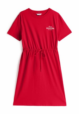 Rotes Baumwoll-T-Shirt-Kleid mit kurzen Ärmeln, Kordelzug in der Taille und gebrandetem Logo in weißen Buchstaben auf der Brust. Glatte Textur, lässiges Design.