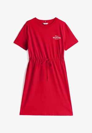 Rotes Baumwoll-T-Shirt-Kleid mit kurzen Ärmeln, Kordelzug in der Taille und gebrandetem Logo in weißen Buchstaben auf der Brust. Glatte Textur, lässiges Design.