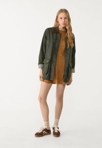 Stradivarius WAXED WITH MULTIPLE  - Parka - khaki