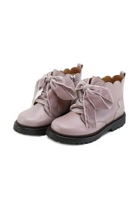 Botas de tobillo de cuero rosa con grandes lazos de terciopelo, borde ondulado en la parte superior y acentos brillantes en los lados, que cuentan con una suela negra texturizada.