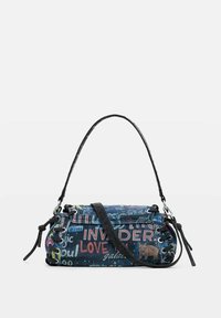 Reißverschluss-Handtasche aus dunkelblauem Stoff mit mehrfarbigen Grafiken und Text, einem einzelnen Griff und einem abnehmbaren Schultergurt.