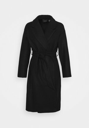 Casaco preto envolvente com cintura cingida, mangas longas e gola. Feito de um tecido suave, com bolsos laterais e um corte de comprimento intermédio.