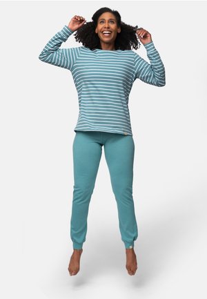 Tweedelige turquoise gestreepte overhemd met lange mouwen, gecombineerd met effen turquoise joggerbroeken. Beide gemaakt van zacht materiaal met ribgebreide manchetten aan de broek.