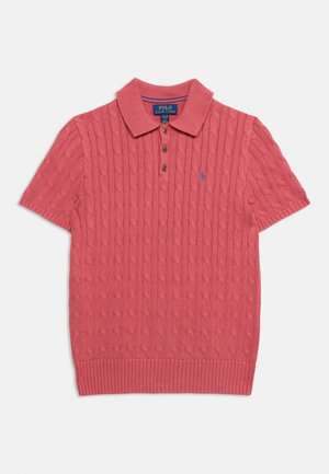 Różowa koszulka polo z krótkim rękawem, dzianina z warkoczowym splotem, kołnierzyk, trzy guziki oraz małe wyszywane logo na lewej piersi.