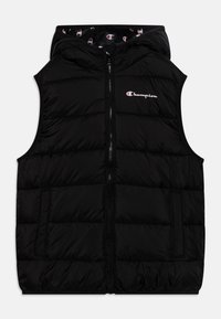 Czarna pikowana kamizelka z kapturem, z przodu zamek błyskawiczny i dwie boczne kieszenie. Wnętrze ozdobione wzorem z logo; materiał sprawia wrażenie błyszczącego i gładkiego.