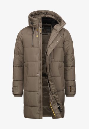 Manteau long rembourré en vert olive. Il est doté d'une capuche amovible, de fermetures éclair et de pressions, de poignets côtelés et de deux poches latérales. Intérieur doublé.