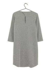 Grå casual kjole lavet af blødt stof, med trekvartærmer og en nøglehul detalje på ryggen, hængende på en sort krog.