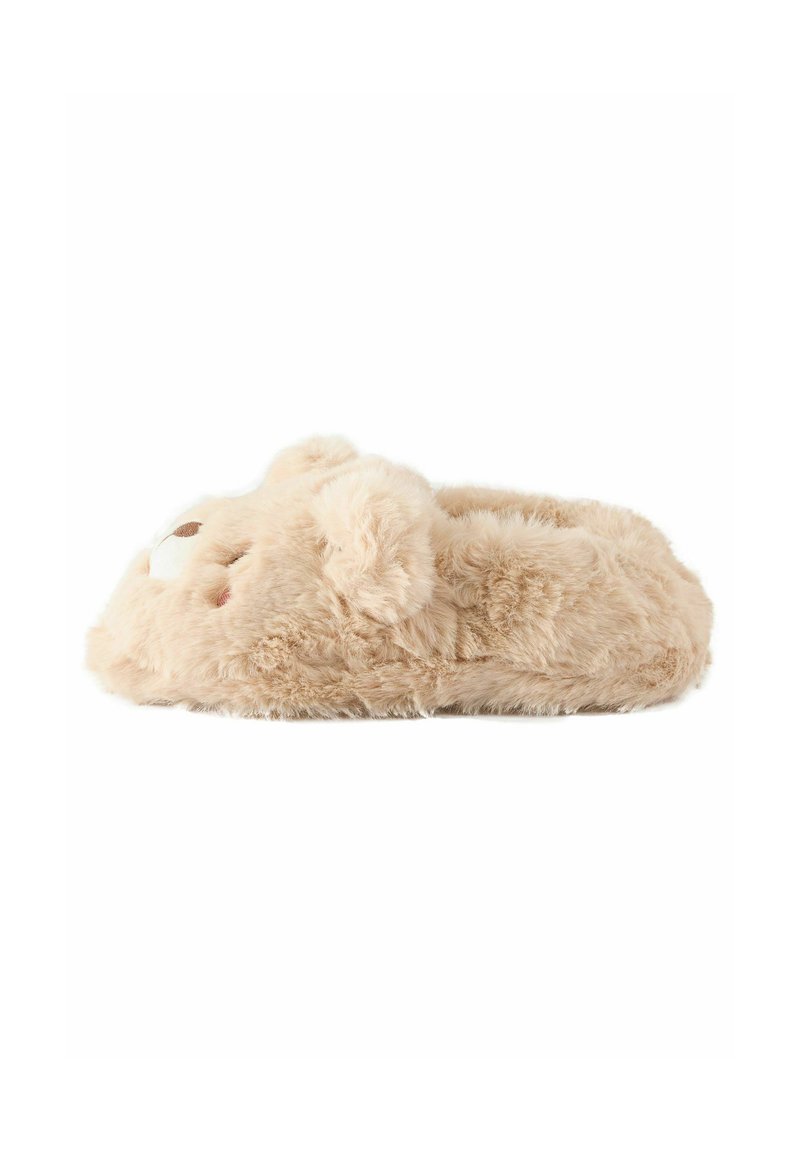 Chausson en peluche couleur tan en forme d'ours, avec des oreilles arrondies, un museau blanc et une texture douce et duveteuse. La semelle est plate et légèrement courbée.
