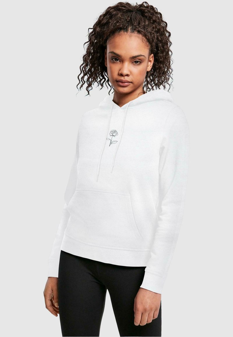 Hvid sweatshirt med hætte, der har en frontlomme og et blomstermotiv i grå på brystet. Blødt stof med en afslappet pasform.