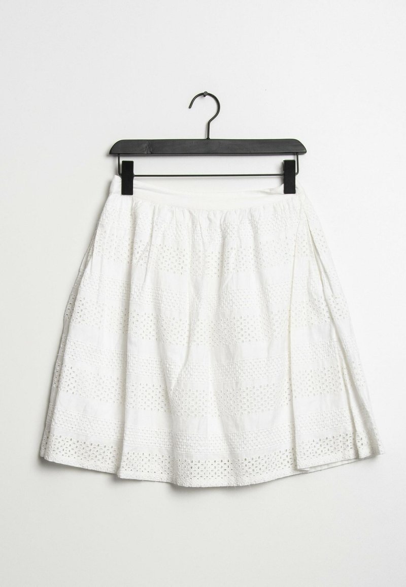 Vit bomullskjol med en utsvängd form, med horisontella ränder av spets och enfärgad tyg. Designad med ett rynkat midjeband och en hänge.