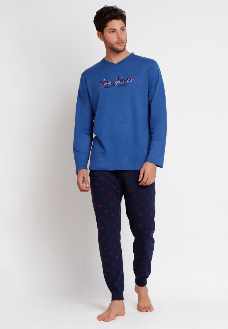 Conjunto de pijama de manga larga en azul marino y azul, que presenta un logo impreso en la camiseta y un patrón de pequeños acentos rojos y azules en los pantalones.