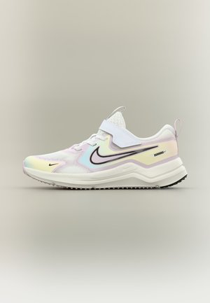 Λευκό αθλητικό παπούτσι Nike με ιριδίζοντα ακροκέραμα, επάνω μέρος από δίχτυ, ρυθμιζόμενο λουράκι και μαύρο λογότυπο swoosh στο πλάι και το δάχτυλο.