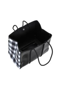 Borsa tote a scacchi in bianco e nero con materiale perforato nero, manici doppi e un interno aperto che mostra una pochette con zip.